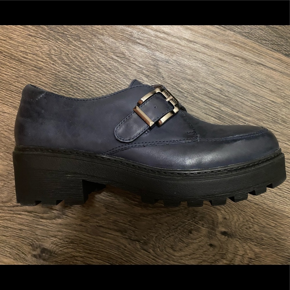 Navy strapped chunky shoes